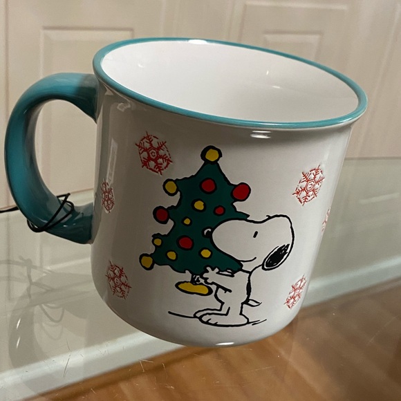 2024 Peanuts Snoopy & Christmas Tree Snowflakes Happy Holidays 21 oz Mug NWT! - Picture 6 of 6